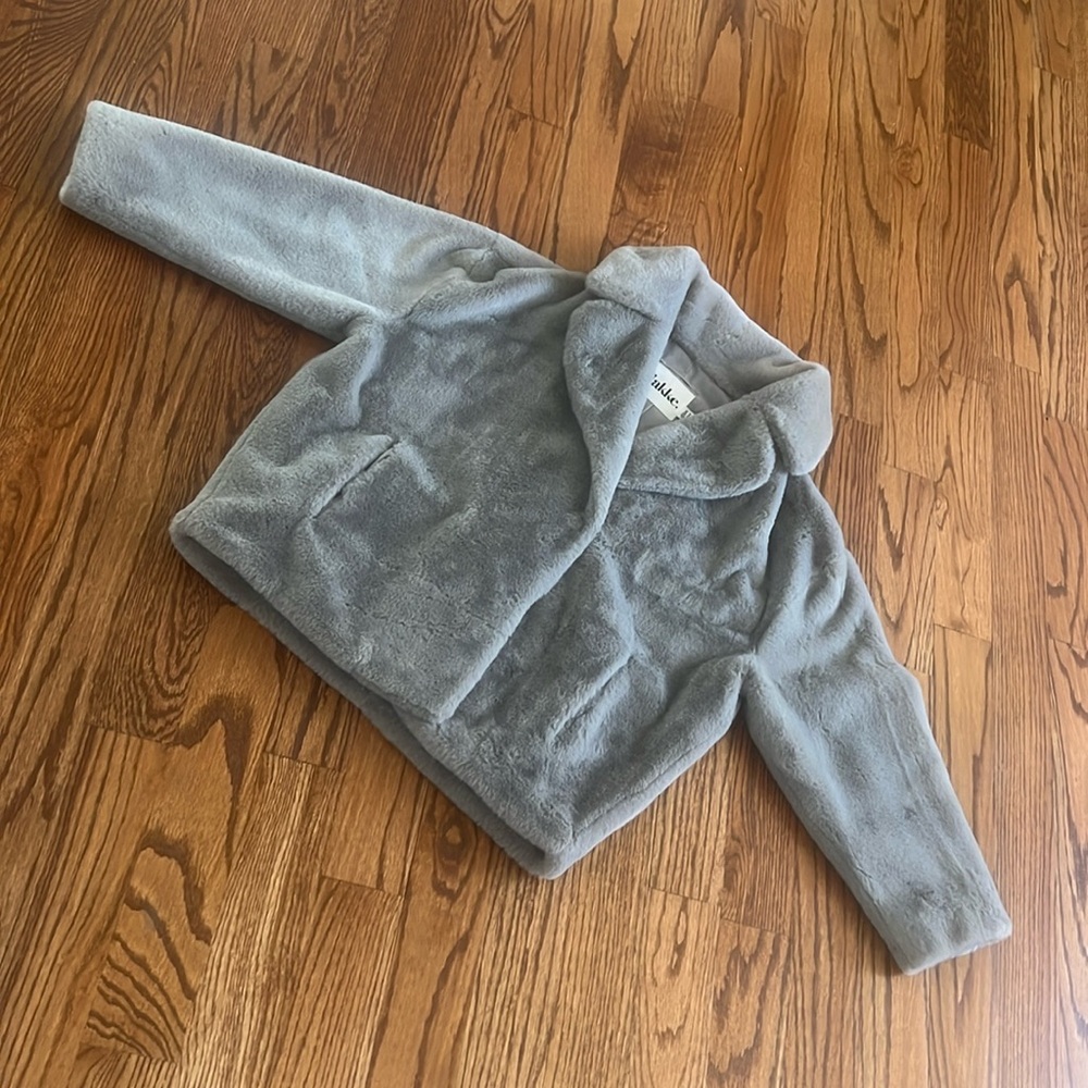 Grey super soft “furry” jacket key with pockets and hidden snaps. Comfy and chic